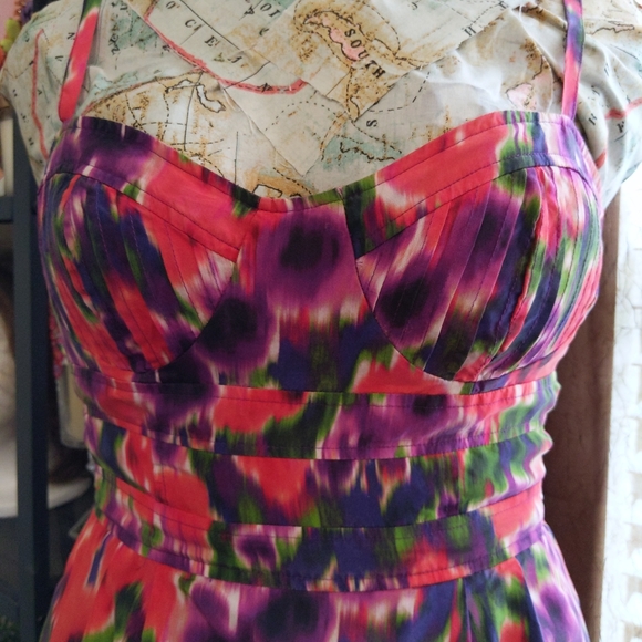 Flirty bebe silk dress - Picture 2 of 4